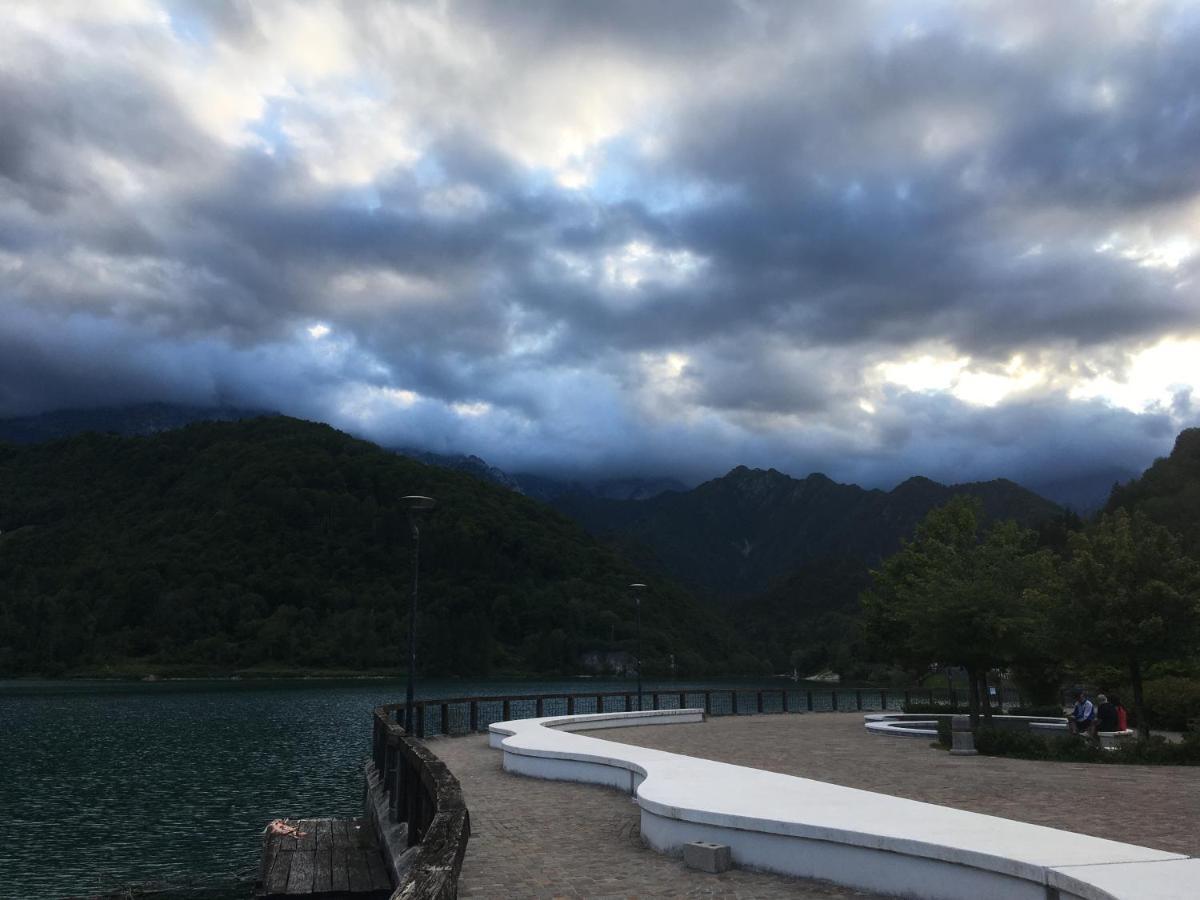 Casa A Schiera Fronte Lago Con Giardino Barcis Εξωτερικό φωτογραφία